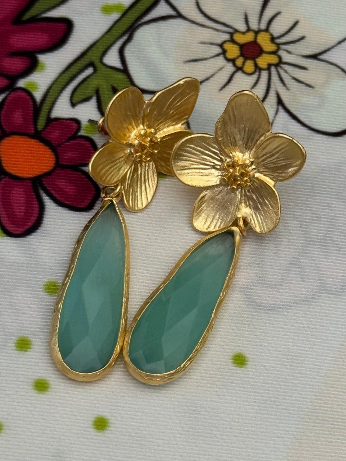 Altın Kaplama Çiçek Motifli Doğal Taşlı Damla Küpe - Kllea