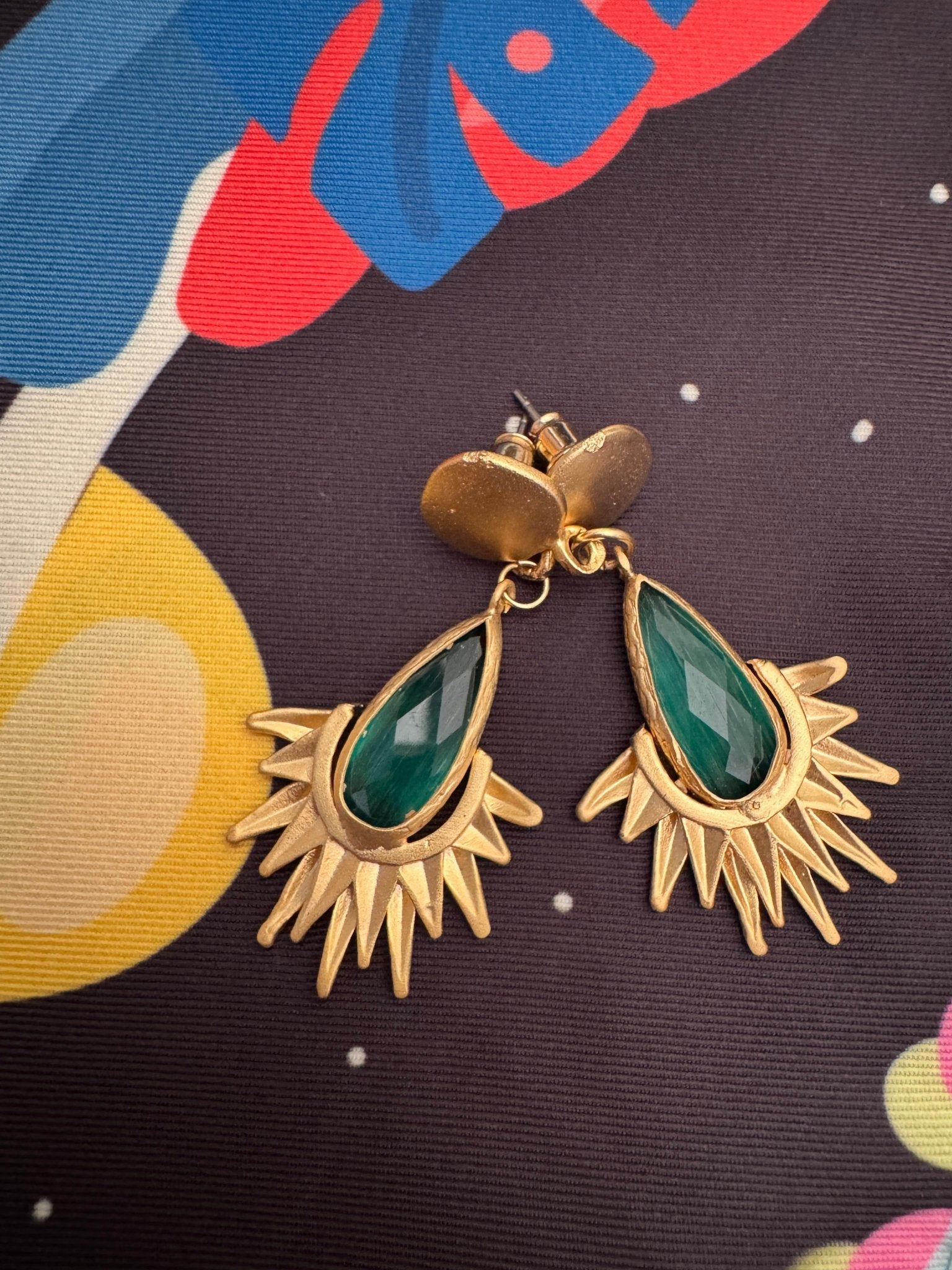 Altın Güneş Motifli Yeşil Taşlı Küpe - Mağazam