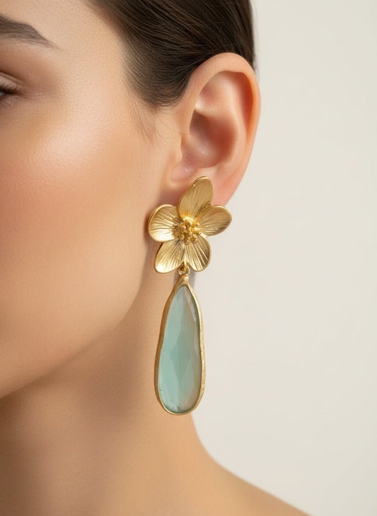 Altın Çiçek Motifli Yeşil Taşlı Damla Küpe - Kllea