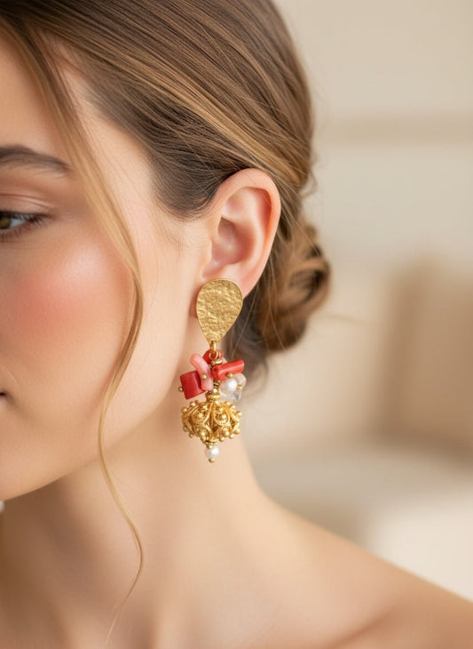 Altın Kaplama Dövme Dokulu Sallantılı Küpe - Renkli Taş Detaylı - Kllea