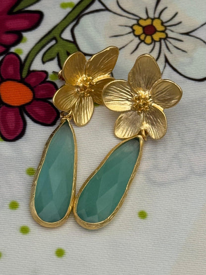 Altın Kaplama Çiçek Motifli Doğal Taşlı Damla Küpe - Kllea