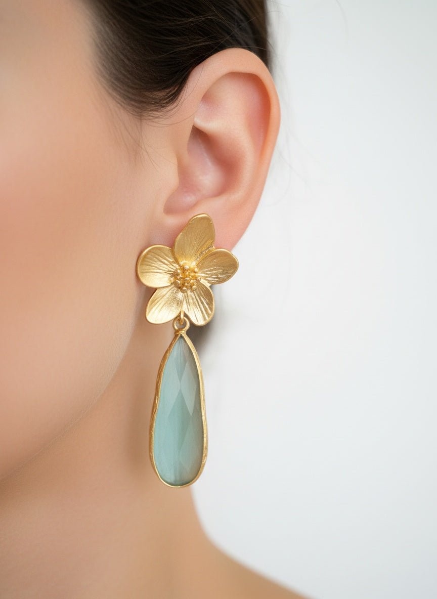 Altın Çiçek Motifli Yeşil Taşlı Damla Küpe - Kllea