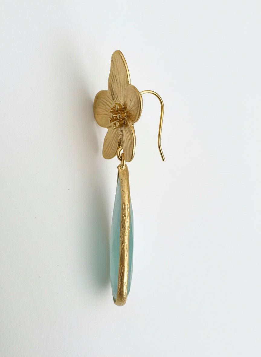 Altın Çiçek Motifli Yeşil Taşlı Damla Küpe - Kllea