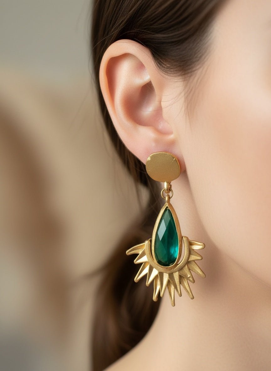 Altın Güneş Motifli Yeşil Taşlı Küpe - Kllea