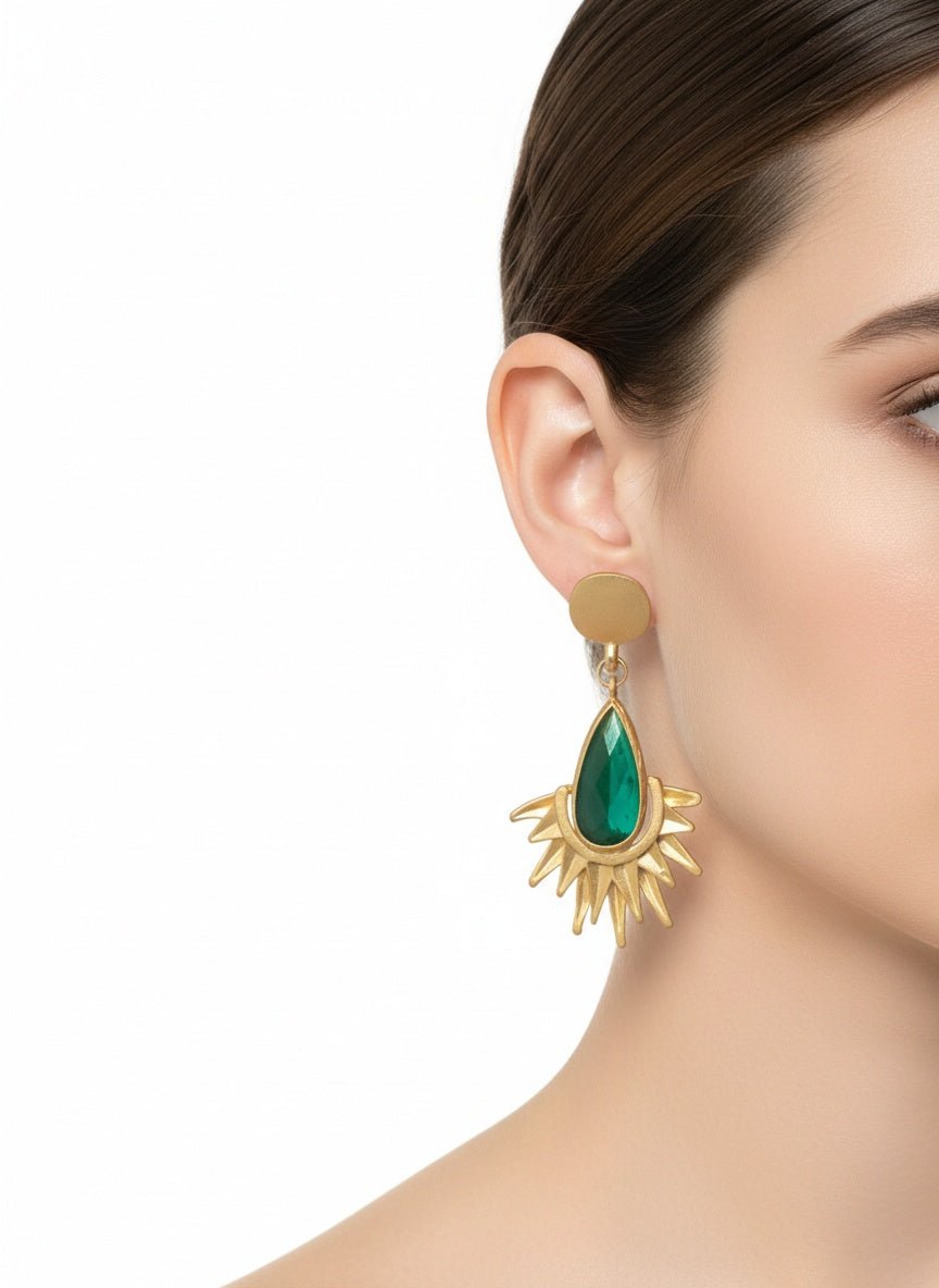 Altın Güneş Motifli Yeşil Taşlı Küpe - Kllea